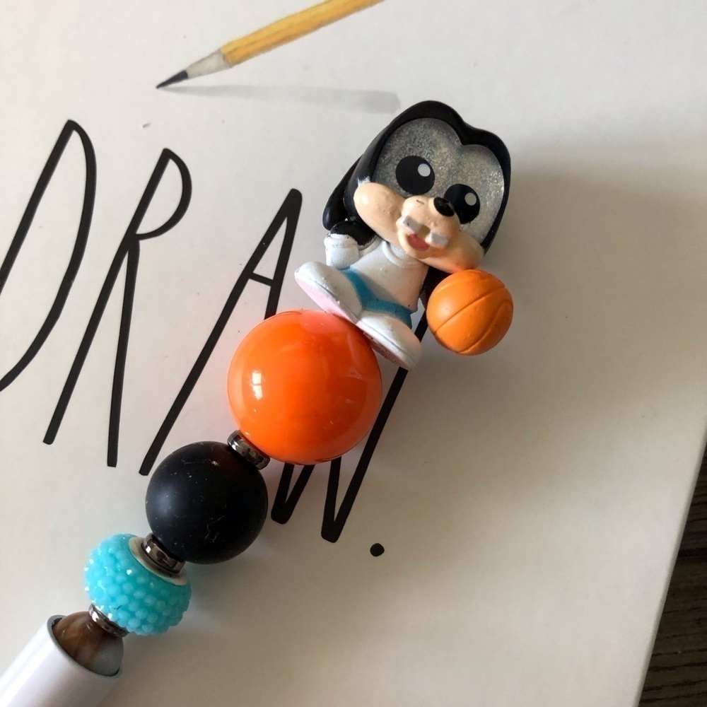 Disney Doorables: Mickey & Friends: Goofy with basketball handmade beaded pen